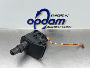 Gebruikte Pinker Schakelaar Renault Clio III Estate/Grandtour (KR) 1.2 16V TCE 100 Prijs € 50,00 Margeregeling aangeboden door Gebr Opdam B.V.