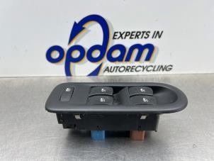 Gebruikte Raam schakelaar elektrisch Renault Clio III Estate/Grandtour (KR) 1.2 16V TCE 100 Prijs € 40,00 Margeregeling aangeboden door Gebr Opdam B.V.
