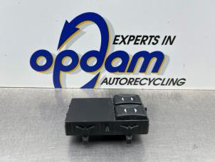 Gebruikte Ruit schakelaar elektrisch Ford Mondeo III Wagon 1.8 16V Prijs € 35,00 Margeregeling aangeboden door Gebr Opdam B.V.
