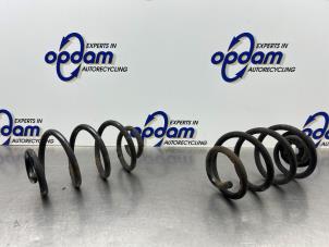 Gebruikte Schroefveer achter Renault Modus/Grand Modus (JP) 1.6 16V Prijs € 40,00 Margeregeling aangeboden door Gebr Opdam B.V.