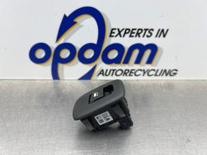 Gebruikte Schakelaar Elektrisch Raam Citroen C3 (SC) 1.6 HDi 92 Prijs € 20,00 Margeregeling aangeboden door Gebr Opdam B.V.
