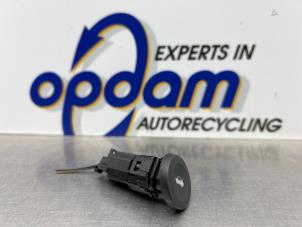 Gebruikte Schakelaar achterklep Ford Fiesta 5 (JD/JH) 1.3 Prijs € 20,00 Margeregeling aangeboden door Gebr Opdam B.V.