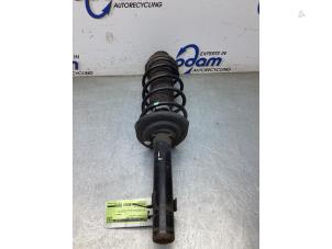 Gebruikte Schokdemperpoot links-voor Toyota Aygo (B40) 1.0 12V VVT-i Prijs € 50,00 Margeregeling aangeboden door Gebr Opdam B.V.