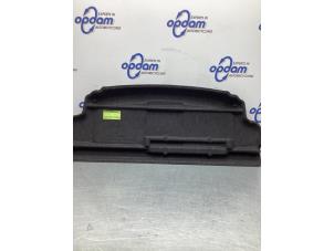 Gebruikte Hoedenplank Nissan Note (E11) 1.4 16V Prijs € 75,00 Margeregeling aangeboden door Gebr Opdam B.V.