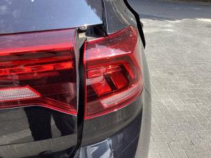 Gebruikte Achterlicht rechts Volkswagen T-Roc 1.5 TSI 16V Prijs € 200,00 Margeregeling aangeboden door Gebr Opdam B.V.
