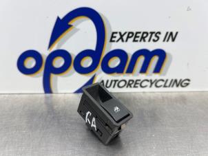 Gebruikte Schakelaar Elektrisch Raam Opel Astra H SW (L35) 1.6 16V Twinport Prijs € 15,00 Margeregeling aangeboden door Gebr Opdam B.V.