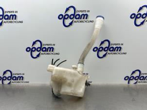 Gebruikte Ruitensproeiertank voor Peugeot Partner (GC/GF/GG/GJ/GK) 1.6 HDI 90 16V Prijs € 40,00 Margeregeling aangeboden door Gebr Opdam B.V.