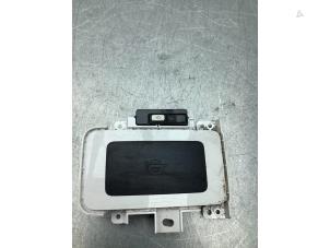 Gebruikte Wireless charger Toyota Prius (ZVW5) 1.8 16V Hybrid Prijs € 250,00 Margeregeling aangeboden door Gebr Opdam B.V.