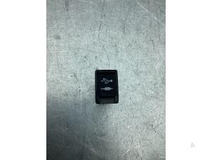 Gebruikte AUX/USB aansluiting Toyota Prius (ZVW5) 1.8 16V Hybrid Prijs € 15,00 Margeregeling aangeboden door Gebr Opdam B.V.