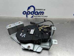 Gebruikte Slotmechaniek Achterklep Volkswagen Caddy III (2KA,2KH,2CA,2CH) 2.0 SDI Prijs € 70,00 Margeregeling aangeboden door Gebr Opdam B.V.