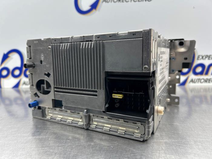 Regelunit Multi Media van een BMW 1 serie (E87/87N) 120d 16V 2004