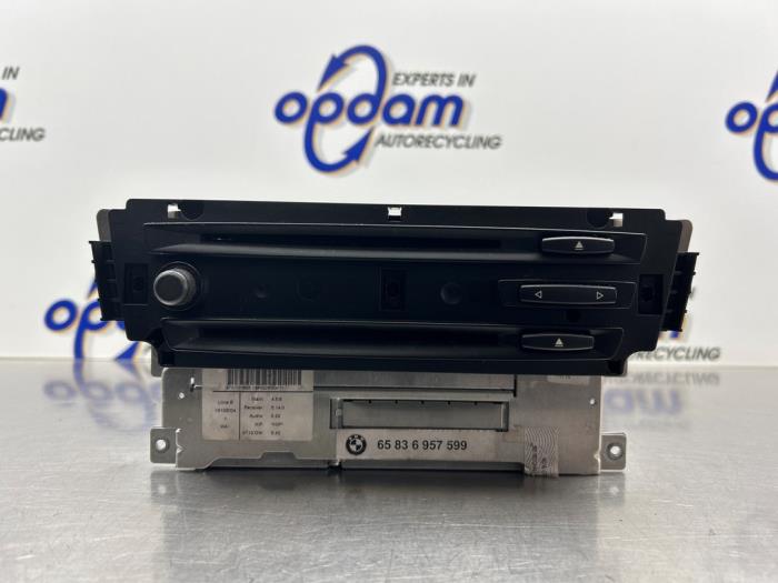 Regelunit Multi Media van een BMW 1 serie (E87/87N) 120d 16V 2004