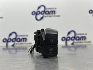 Gebruikte Schakelaar handrem Volkswagen Golf VII (AUA) 1.6 TDI BlueMotion 16V Prijs € 36,00 Margeregeling aangeboden door Gebr Opdam B.V.