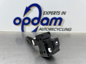 Gebruikte Ruit schakelaar elektrisch Kia Picanto (JA) 1.0 DPI 12V Prijs € 25,00 Margeregeling aangeboden door Gebr Opdam B.V.