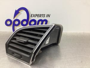 Gebruikte Luchtrooster Dashboard Skoda Fabia III Combi (NJ5) 1.0 TSI 12V Prijs € 25,00 Margeregeling aangeboden door Gebr Opdam B.V.