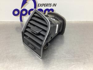 Gebruikte Luchtrooster Dashboard Skoda Fabia III Combi (NJ5) 1.0 TSI 12V Prijs € 25,00 Margeregeling aangeboden door Gebr Opdam B.V.