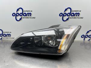 Gebruikte Koplamp links Ford Focus 2 1.6 16V Prijs € 50,00 Margeregeling aangeboden door Gebr Opdam B.V.