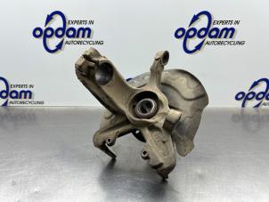 Gebruikte Fusee rechts-voor Skoda Fabia III Combi (NJ5) 1.0 TSI 12V Prijs € 50,00 Margeregeling aangeboden door Gebr Opdam B.V.