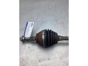 Gebruikte Aandrijfas links-voor Audi A3 Sportback (8YA) 1.0 30 TFSI 12V Mild hybrid Prijs € 250,00 Margeregeling aangeboden door Gebr Opdam B.V.