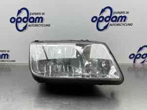 Gebruikte Koplamp rechts Volkswagen Bora (1J2) 1.6 16V Prijs € 50,00 Margeregeling aangeboden door Gebr Opdam B.V.