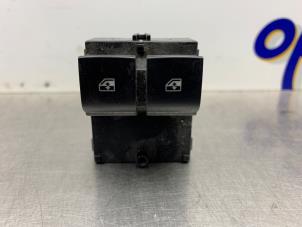 Gebruikte Raam schakelaar elektrisch Opel Adam 1.2 16V Prijs € 25,00 Margeregeling aangeboden door Gebr Opdam B.V.