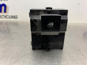 Gebruikte Raam schakelaar elektrisch Opel Adam 1.2 16V Prijs € 25,00 Margeregeling aangeboden door Gebr Opdam B.V.