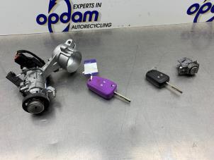 Gebruikte Set Cilindersloten (compleet) Opel Adam 1.2 16V Prijs € 125,00 Margeregeling aangeboden door Gebr Opdam B.V.
