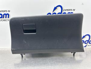 Gebruikte Dashboardkastje Toyota Yaris III (P13) 1.5 16V Hybrid Prijs € 50,00 Margeregeling aangeboden door Gebr Opdam B.V.