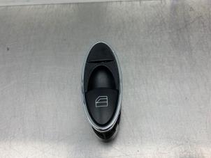 Gebruikte Ruit schakelaar elektrisch Mercedes E (W211) 3.0 E-280 V6 24V Prijs € 25,00 Margeregeling aangeboden door Gebr Opdam B.V.