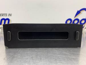 Gebruikte Display Interieur Peugeot 206+ (2L/M) 1.4 XS Prijs € 40,00 Margeregeling aangeboden door Gebr Opdam B.V.