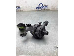 Gebruikte Extra waterpomp Mercedes GLC (X253) 2.0 350 e 16V 4-Matic Prijs € 80,00 Margeregeling aangeboden door Gebr Opdam B.V.