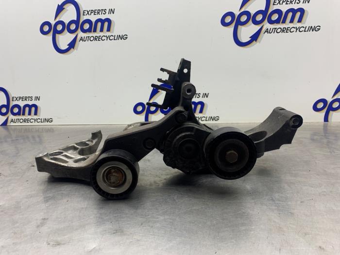 Gebruikte Dynamosteun onder Opel Astra J Sports Tourer (PD8/PE8/PF8) 1.7 CDTi 16V Prijs € 40,00 Margeregeling aangeboden door Gebr Opdam B.V.