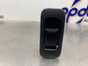 Gebruikte Schakelaar Elektrisch Raam Suzuki Ignis (FH) 1.3 16V Prijs € 15,00 Margeregeling aangeboden door Gebr Opdam B.V.