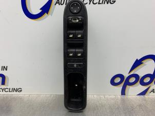 Gebruikte Ruit schakelaar elektrisch Peugeot 307 (3A/C/D) 1.6 16V Prijs € 50,00 Margeregeling aangeboden door Gebr Opdam B.V.