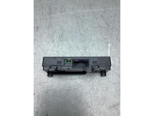 Gebruikte Telefoon Module Peugeot 308 SW (L4/L9/LC/LJ/LR) 1.2 12V e-THP PureTech 130 Prijs € 70,00 Margeregeling aangeboden door Gebr Opdam B.V.