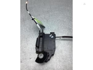 Gebruikte Deurslot Mechaniek 4Deurs links-voor Peugeot 308 SW (L4/L9/LC/LJ/LR) 1.2 12V e-THP PureTech 130 Prijs € 25,00 Margeregeling aangeboden door Gebr Opdam B.V.