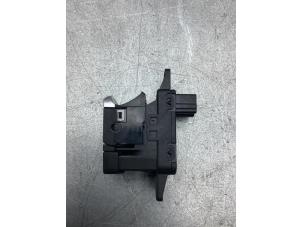 Gebruikte Handrem schakelaar Renault Kadjar (RFEH) 1.2 Energy TCE 130 Prijs € 20,00 Margeregeling aangeboden door Gebr Opdam B.V.