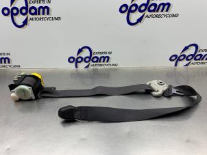 Gebruikte Veiligheidsgordel links-voor Toyota Yaris (P1) 1.3 16V VVT-i Prijs € 50,00 Margeregeling aangeboden door Gebr Opdam B.V.