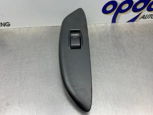 Gebruikte Ruit schakelaar elektrisch Toyota Yaris (P1) 1.3 16V VVT-i Prijs € 20,00 Margeregeling aangeboden door Gebr Opdam B.V.