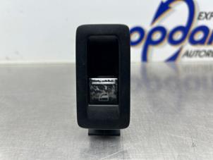 Gebruikte Elektrisch Raam Schakelaar Volkswagen Touran (1T1/T2) 1.6 Prijs € 15,00 Margeregeling aangeboden door Gebr Opdam B.V.