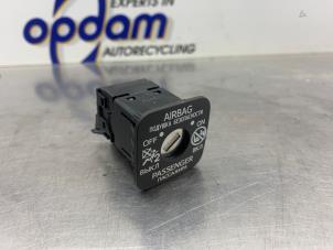 Gebruikte Airbag schakelaar Toyota Auris Touring Sports (E18) 1.2 T 16V Prijs € 25,00 Margeregeling aangeboden door Gebr Opdam B.V.
