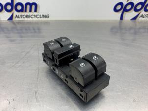 Gebruikte Elektrisch Raam Schakelaar Fiat Punto III (199) 0.9 TwinAir Turbo 100 Prijs € 50,00 Margeregeling aangeboden door Gebr Opdam B.V.