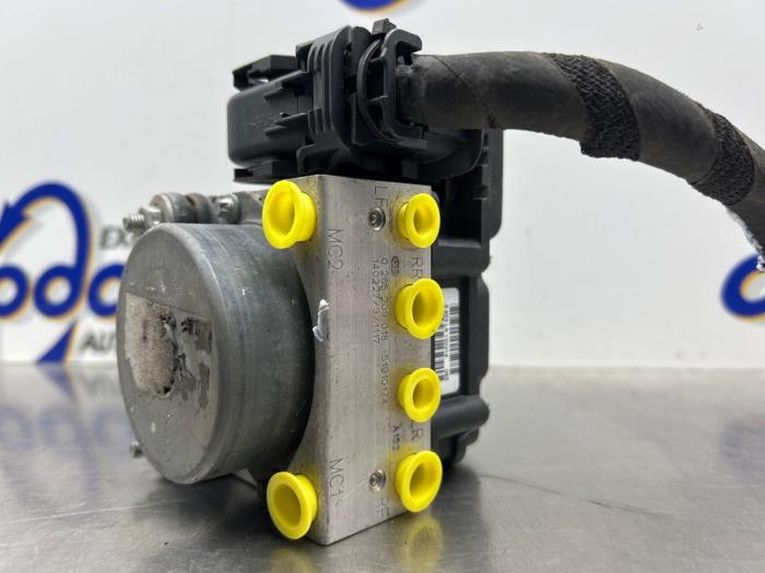 ABS Pomp van een Fiat Punto III (199) 0.9 TwinAir Turbo 100 2014