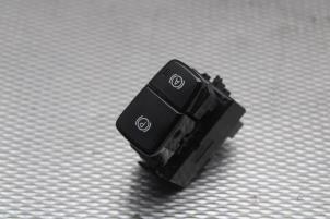 Gebruikte Schakelaar handrem Volvo XC40 (XZ) 1.5 T3 12V Prijs € 50,00 Margeregeling aangeboden door Gebr Opdam B.V.