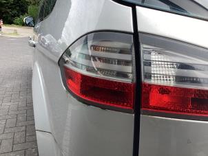 Gebruikte Achterlicht links Ford S-Max (GBW) 2.0 16V Prijs € 40,00 Margeregeling aangeboden door Gebr Opdam B.V.