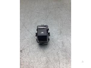 Gebruikte Schakelaar Elektrisch Raam Ford Kuga III (DFK) 2.5 PHEV 16V Prijs € 10,00 Margeregeling aangeboden door Gebr Opdam B.V.