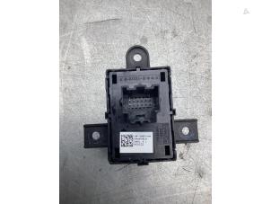 Gebruikte Handrem schakelaar Ford Kuga III (DFK) 2.5 PHEV 16V Prijs € 25,00 Margeregeling aangeboden door Gebr Opdam B.V.