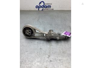 Gebruikte Versnellingsbak Steun Opel Karl 1.0 12V Prijs € 25,00 Margeregeling aangeboden door Gebr Opdam B.V.