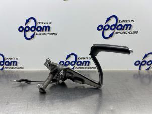 Gebruikte Handremhendel Volvo V50 (MW) 1.8 16V Prijs € 40,00 Margeregeling aangeboden door Gebr Opdam B.V.