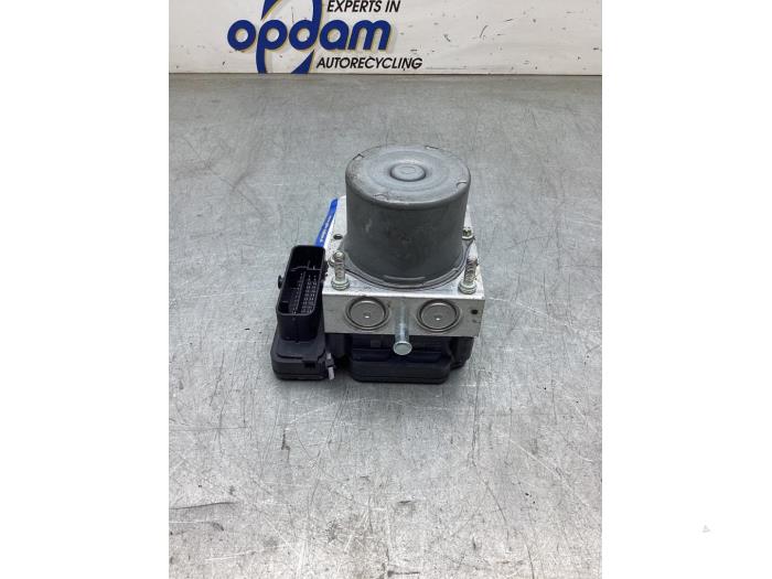 ABS Pomp van een Opel Karl 1.0 12V 2018